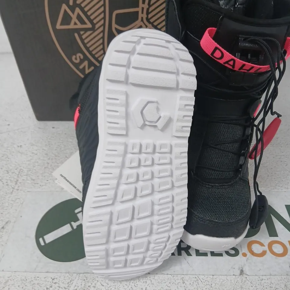 NORTHWAVE DAHLIA SL SNOWBOARD BOOTS – BLACK WITH PINK STRAPS, UK 2 (EU 34)