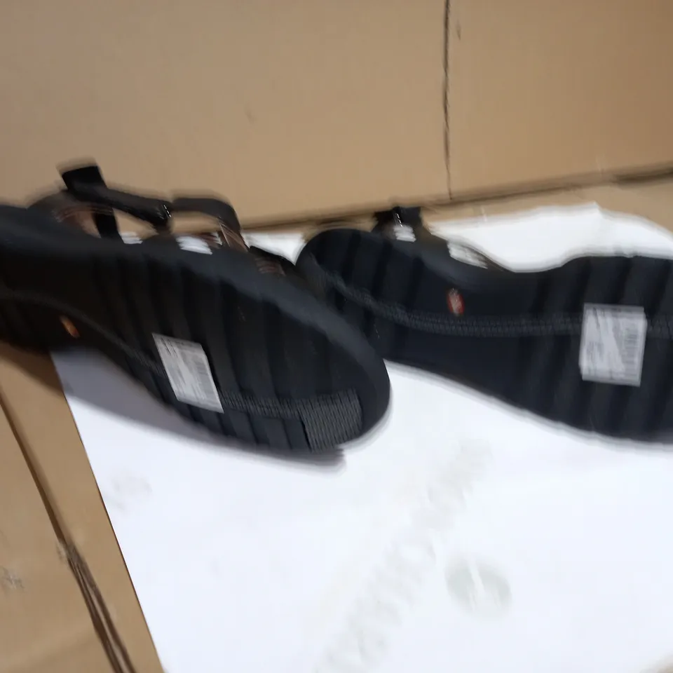 CLARKS UN ADORN VIBE BLACK SIZE 7  