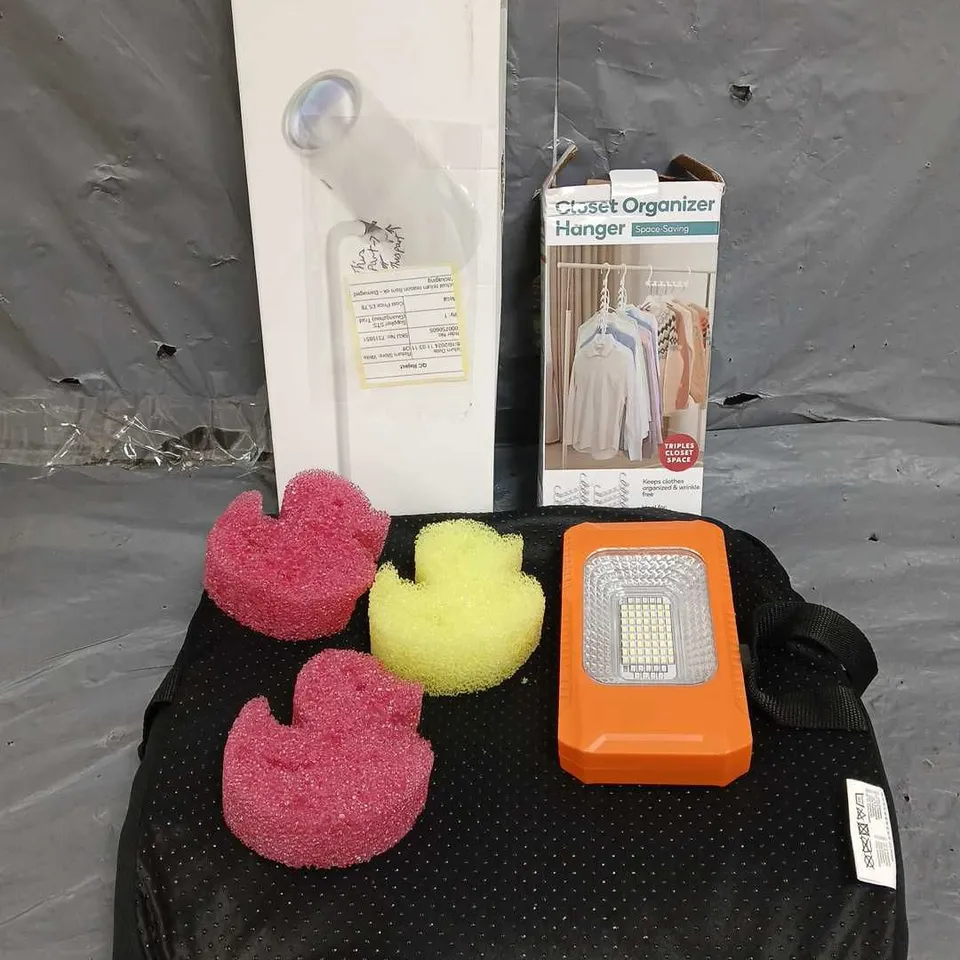 BOX OF APPROXIMATELY 5 ASSORTED HOUSEHOLD ITEMS TO INCLUDE - CLOSET ORGANIZER HANGER - DUCK DISH SCRUBBERS - DESK LAMP - ETC