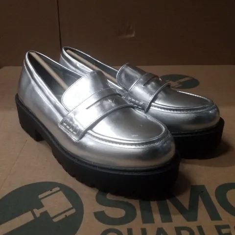 BOX CONTAINING APPROXIMATELY 4 PAIRS OF BRAND NEW SIMPLY BE SILVER DALLAS WIDE PENNY LOAFERS - SIZE 5