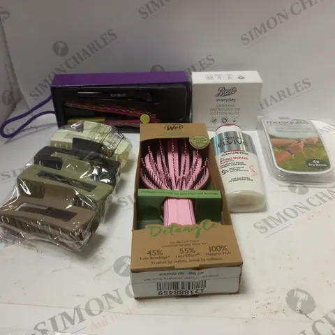 LOT OF ASSORTED COSMETIC ITEMS TO INCLUDE HAIR BRUSHES, HAIR CLIPS AND COTTON BUDS