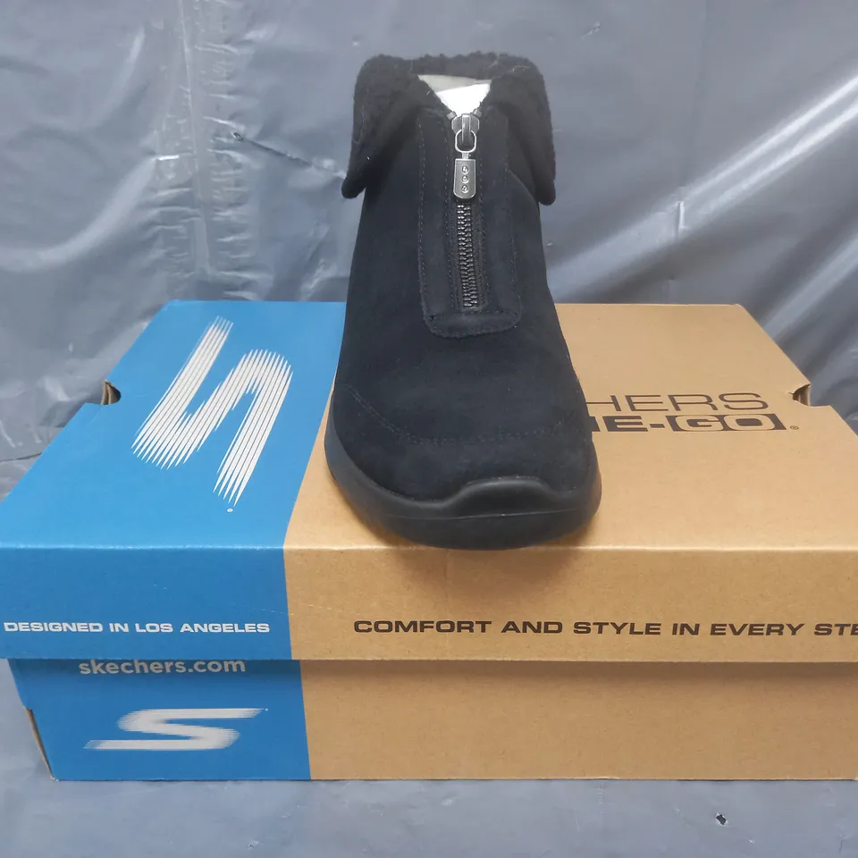 BOXED PAIR OF SKECHERS BOOTS IN BLACK SIZE 6.5