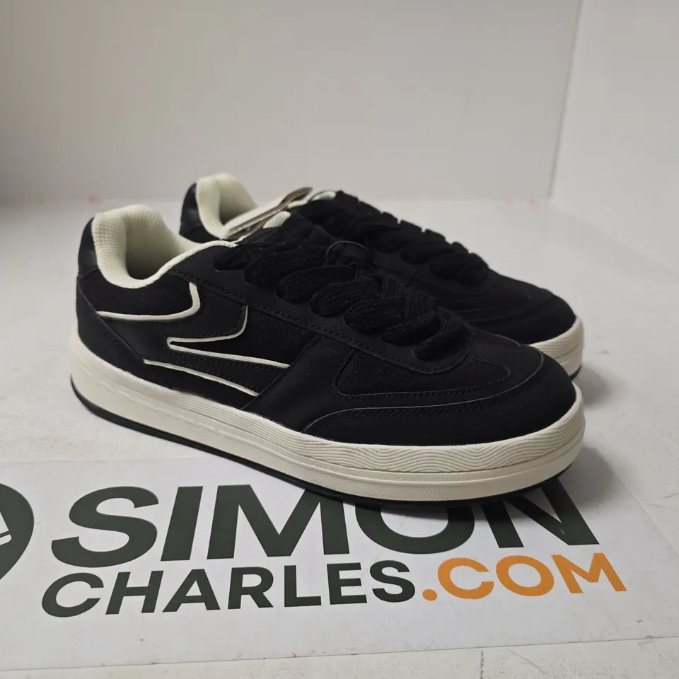 BERSHKA BLACK/WHITE TRAINERS SIZE 7 IN DUST BAG UNBOXED