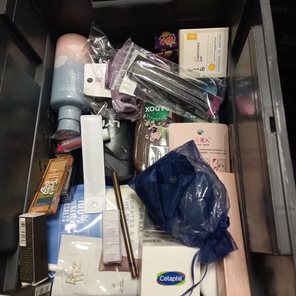 LOT OF HOUSEHOLD ITEMS TO INCLUDE DENMAN BRUSHES , ETC