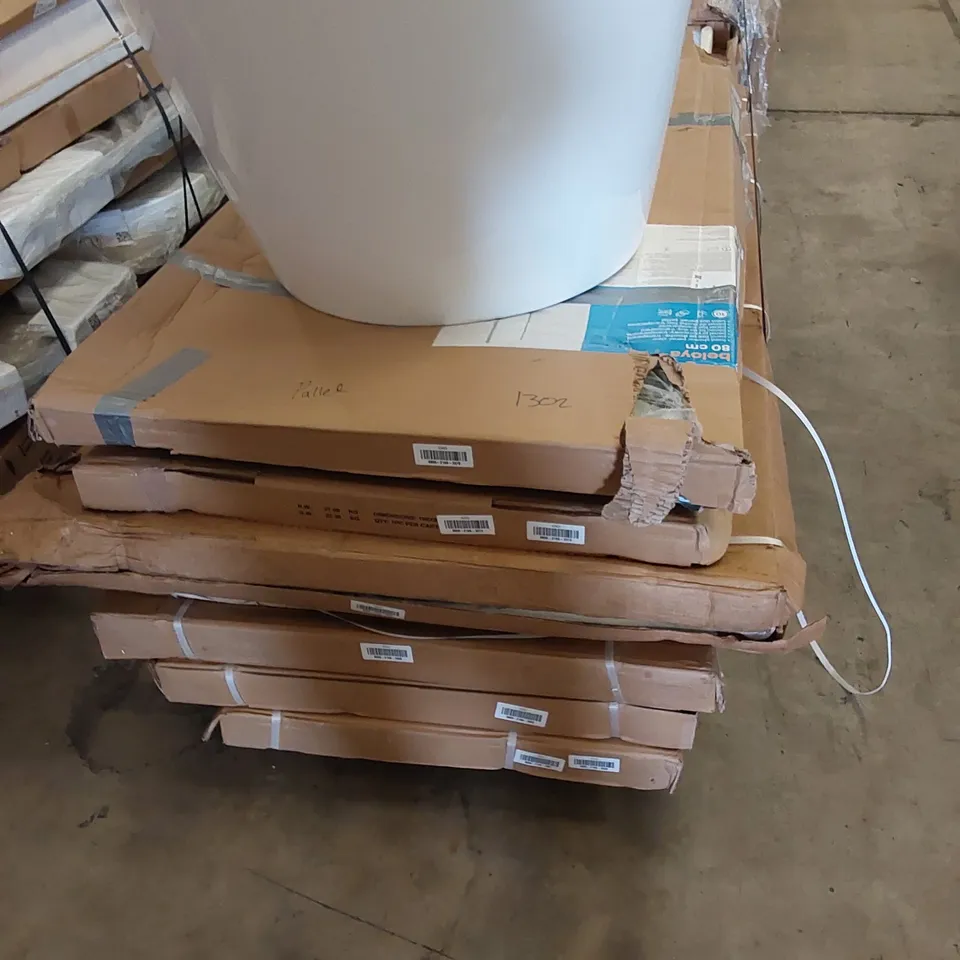 PALLET OF ASSORTED ITEMS INCLUDING MODERN FREESTANDING BATH AND ASSORTED SHOWER SCREEN/PANELS 
