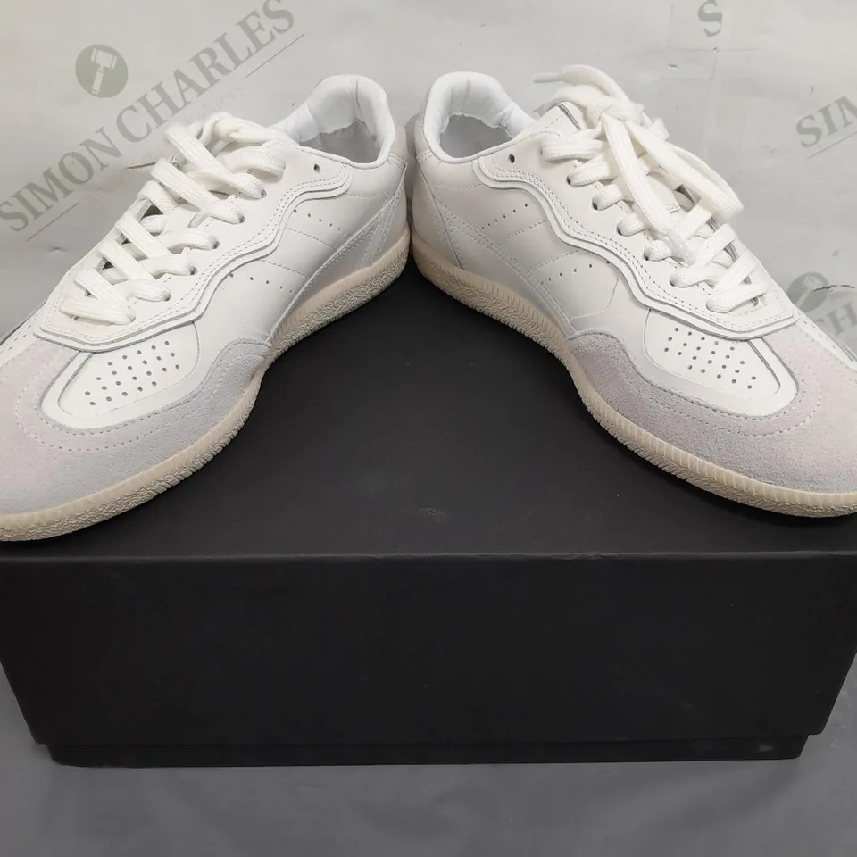 BOXED PAIR OF ALOHAS TB.490 LEATHER SNEAKERS IN LIGHT GREY UK SIZE 7-7.5