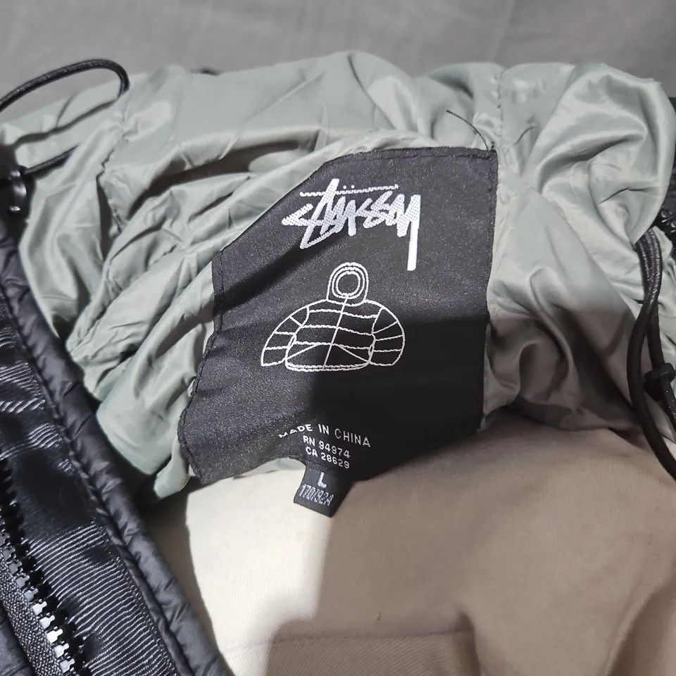 STÜSSY PUFFER JACKET – BLACK, HOODED – UK L
