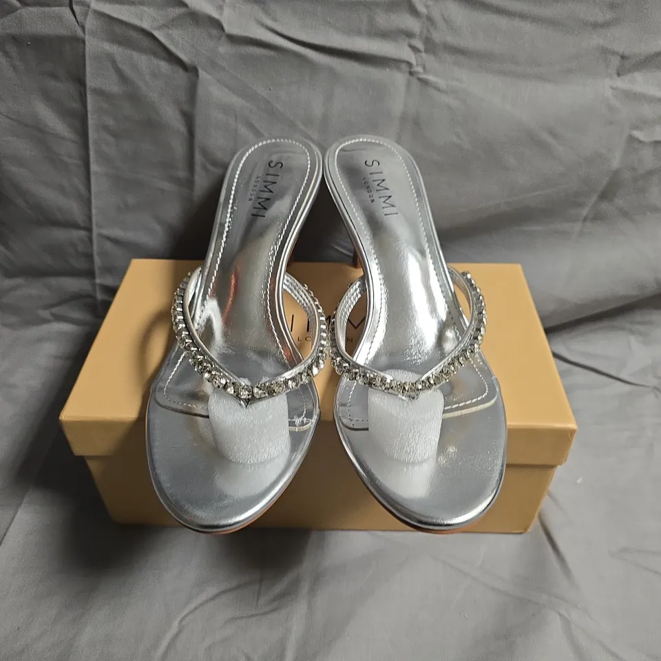 BOXED PAIR OF SIMMI SHEEN SILVER SHOES - UK SIZE 5
