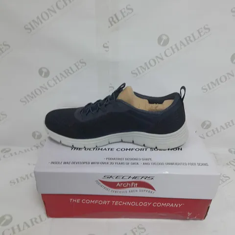 BOXED PAIR OF SKECHERS ARCH FIT VISTA BUNGEE TRAINERS IN NAVY SIZE 5