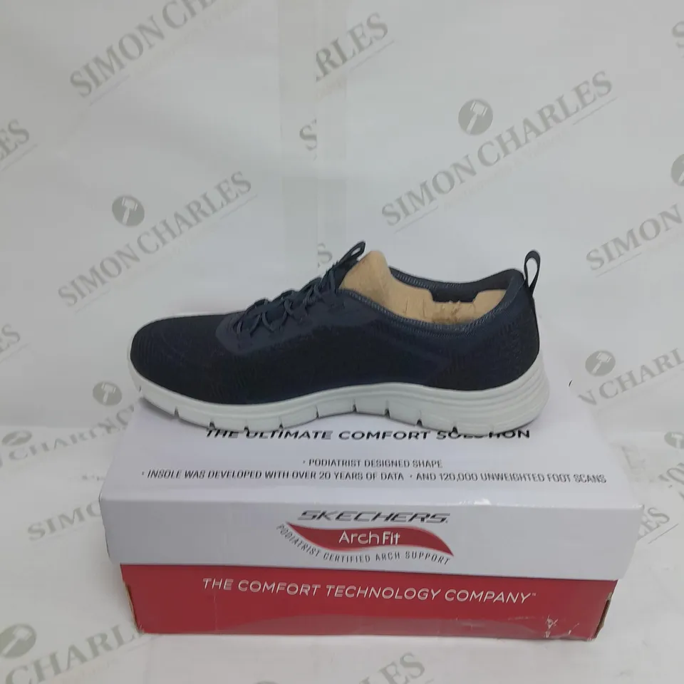 BOXED PAIR OF SKECHERS ARCH FIT VISTA BUNGEE TRAINERS IN NAVY SIZE 5