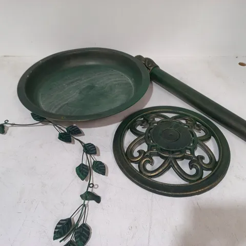 UNBOXED METAL GARDEN BIRD FEEDER