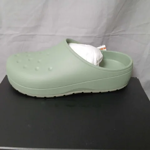 CROCS CLASSIC QUIET CLOG MOSS – UNISEX, US 10 / EU 43-44 (UK 9)