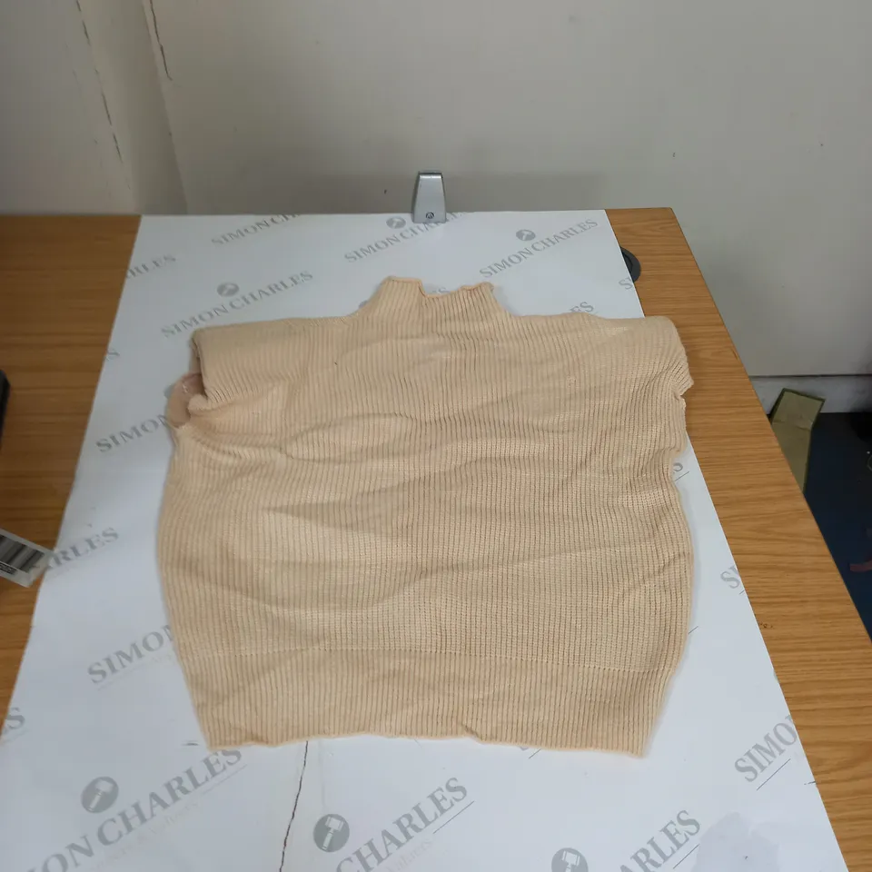 BOX OF ASSORTED CLOTHING ITEMS TO INCLUDE DRESSES JUMPERS ETC