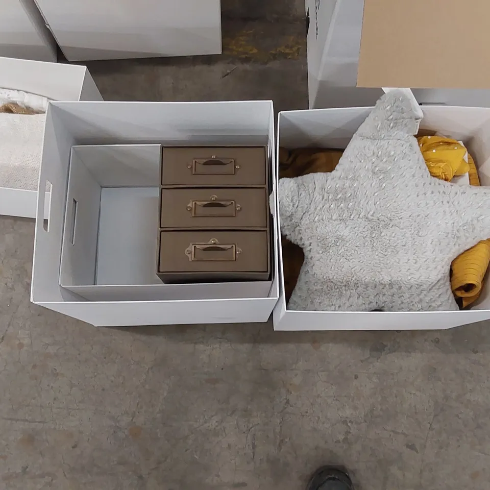 PALLET OF ASSORTED HOMEWARE SHOWROOM DECORATION FURNISHINGS INCLUDING: VASES, SCENTED CANDLES, SMALL MIRROR, CUSHIONS ECT