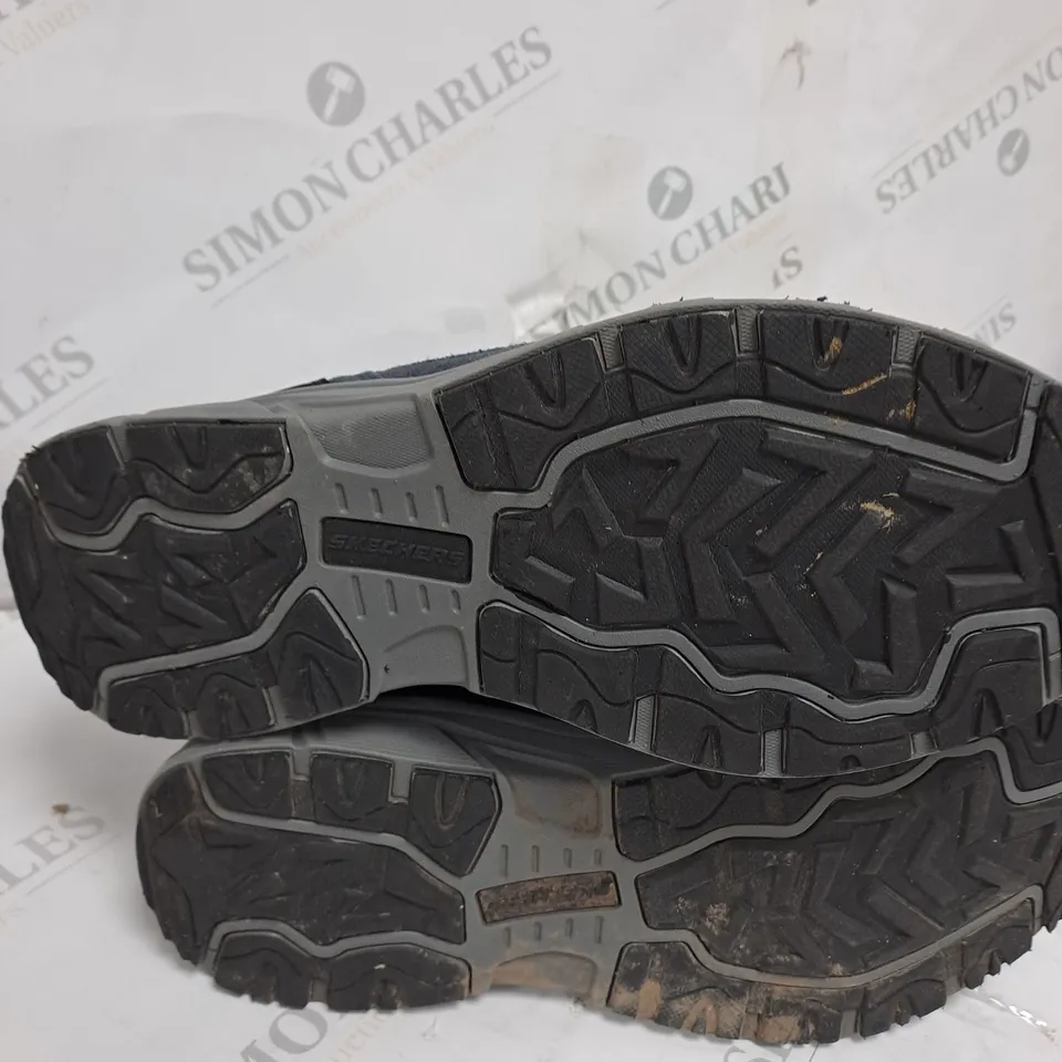 BOXED SKECHERS MEN'S OAK CANYON MID TOP LACE BOOTS, NAVY - SIZE 9