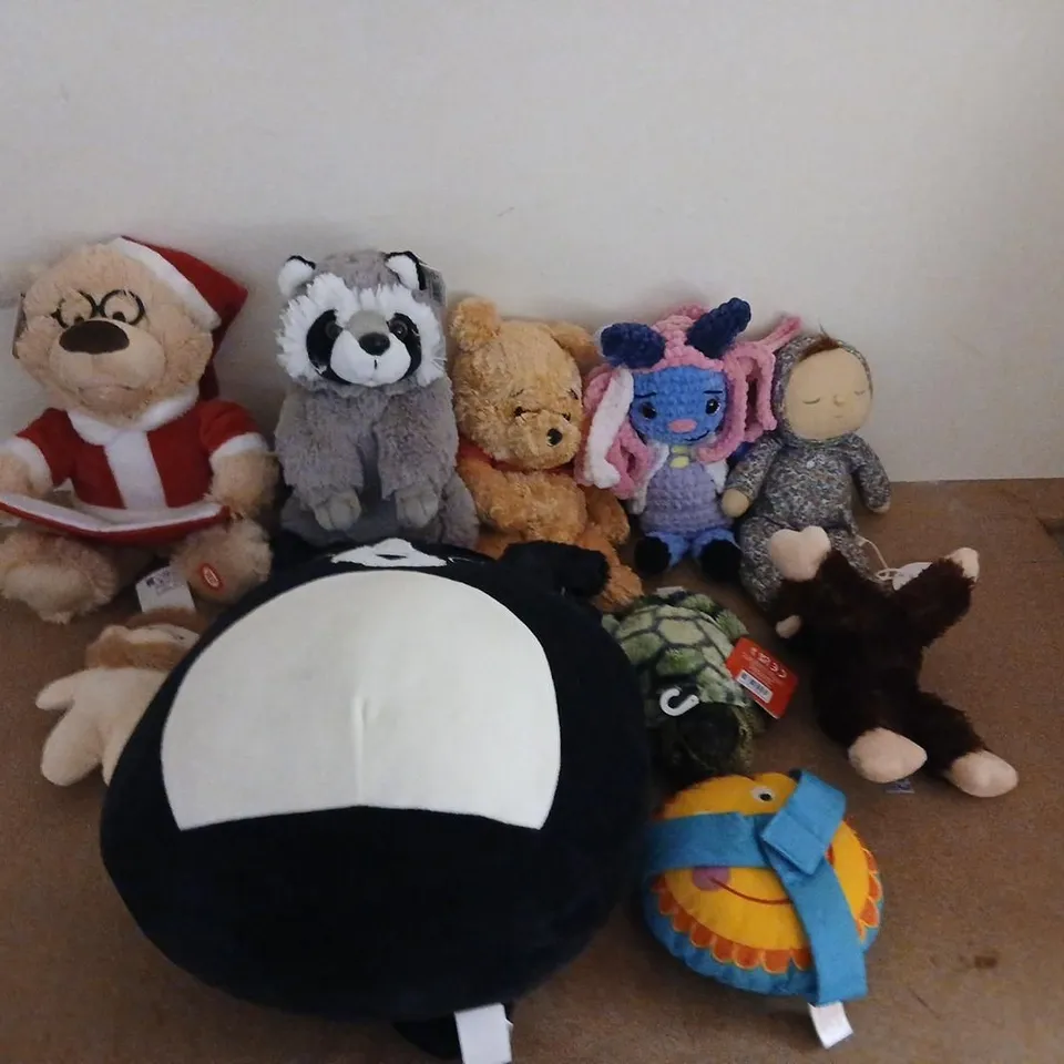 APPROXIMATELY 25 ASSORTED PLUSH TOYS