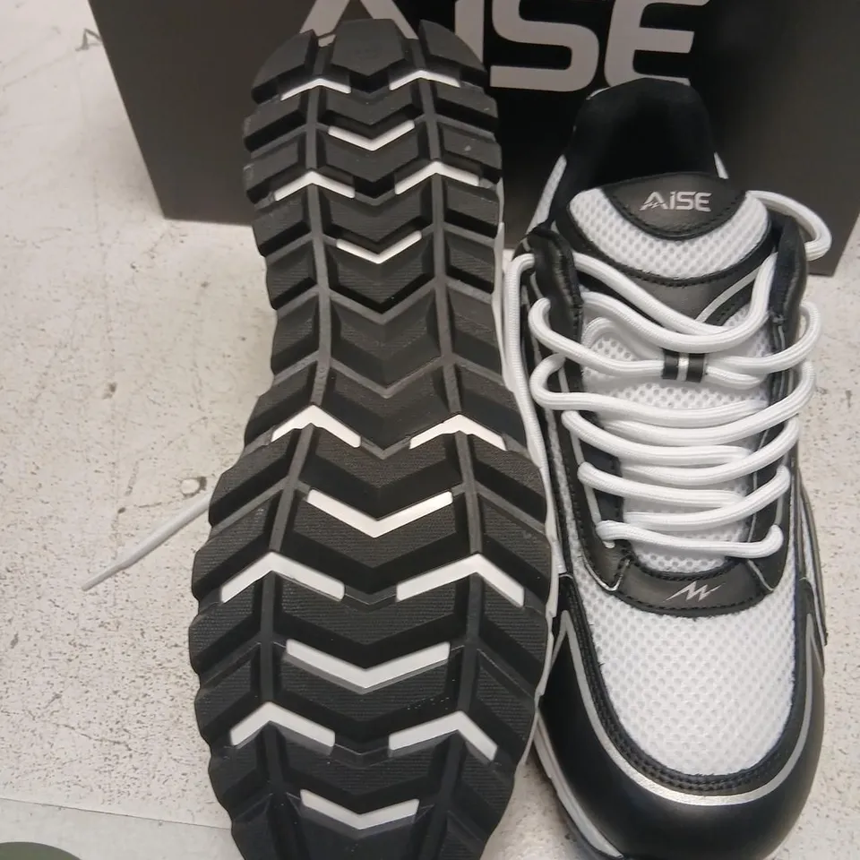 AISE COSMO RUNNER TRAINERS – UK 9 (EU 43)