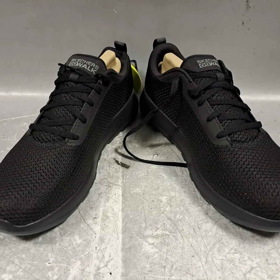 BOXED PAIR OF SKECHERS GO-WALK SHOES IN BLACK UK SIZE 8