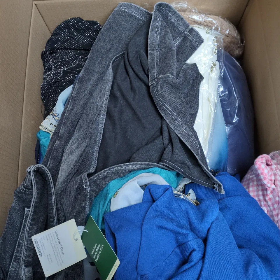 BOX OF APPROXIMATELY 25 ASSORTED CLOTHING ITEMS TO INCLUDE JEANS, FUNNY MOUNTAIN BIKING T SHIRT, SHAWL ETC