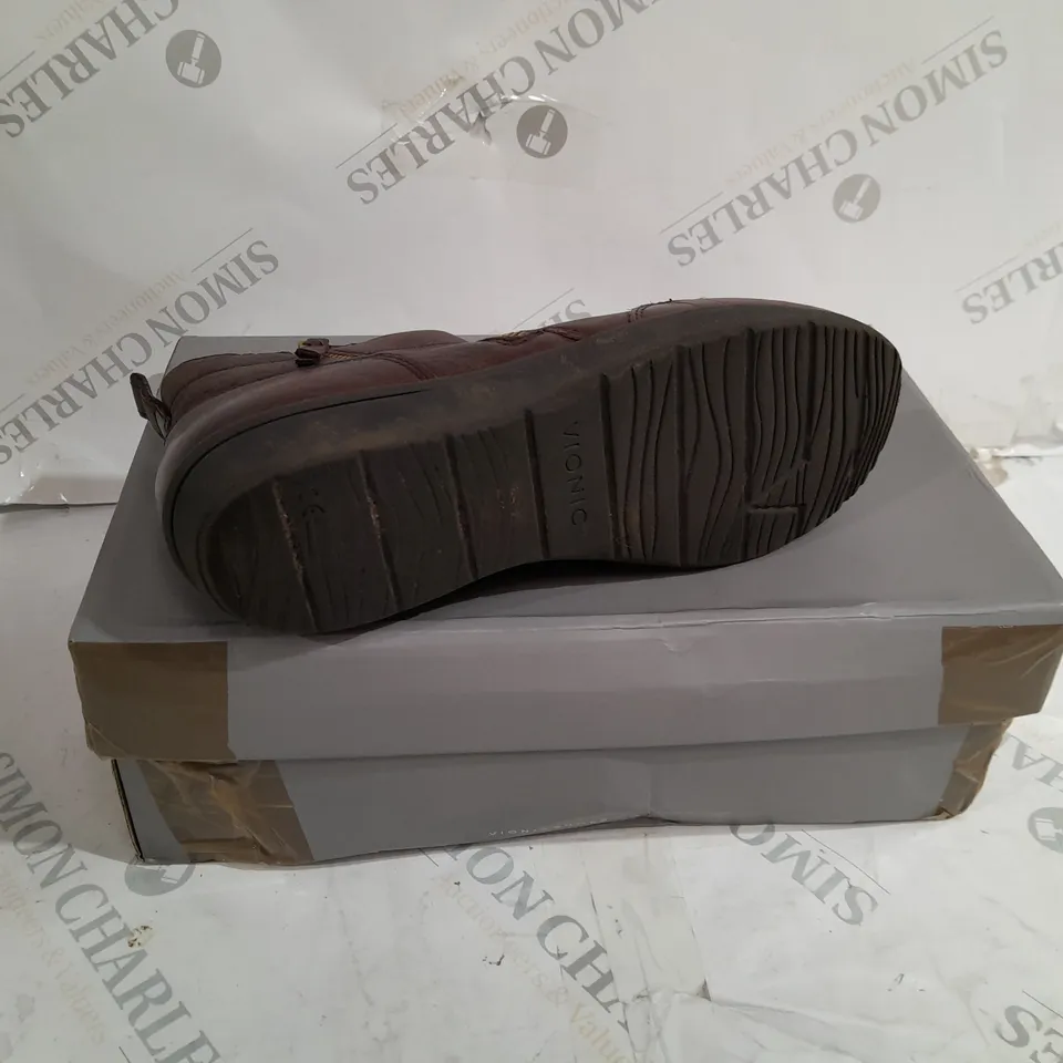 BOXED VIONIC LOIS BOOTS IN BROWN SIZE 4.5