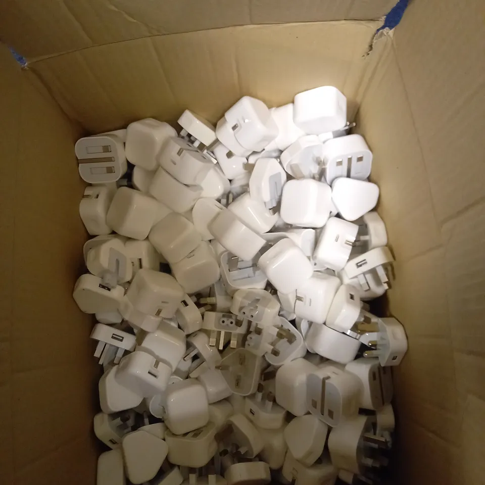 BOX OF APPLE PLUG ADAPTERS 
