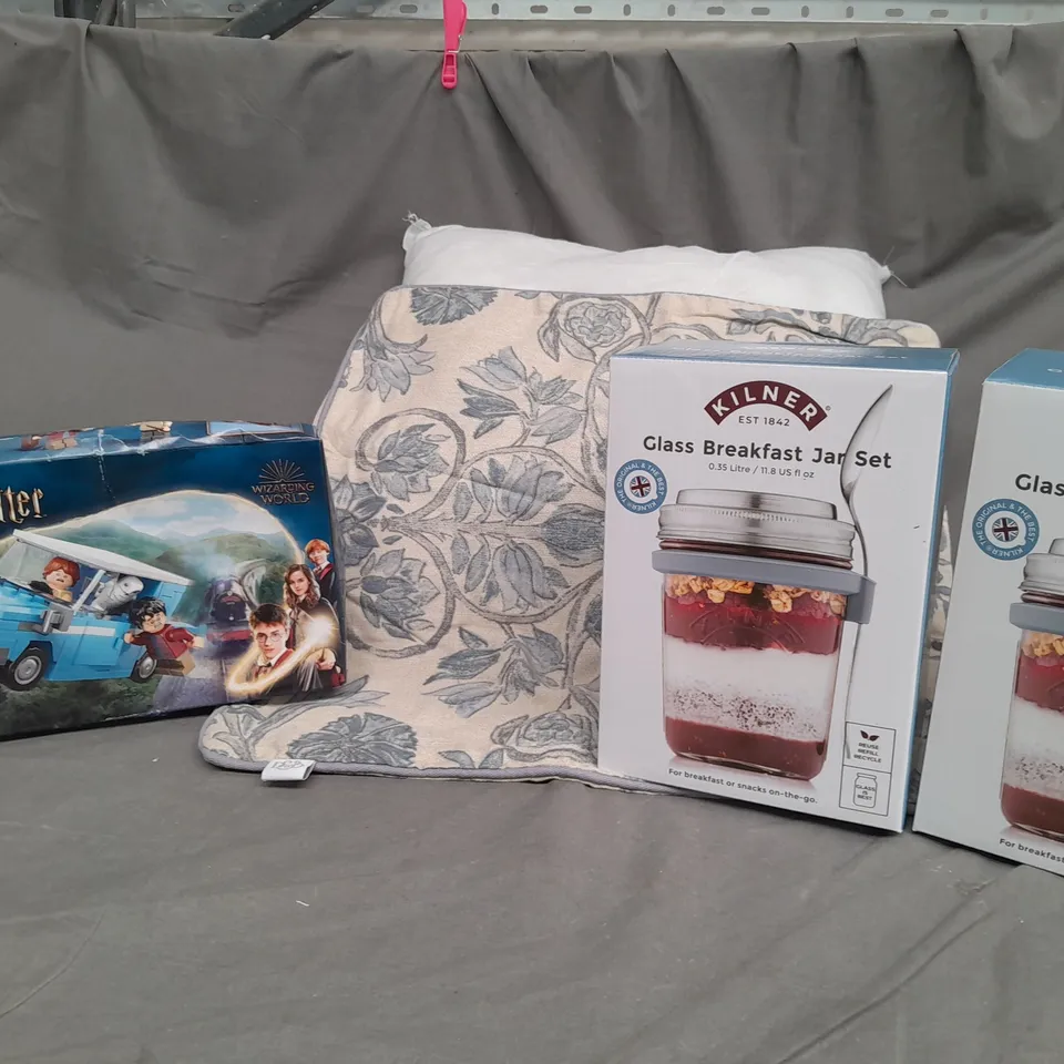 APPROXIMATELY 5 ASSORTED ITEMS TO INCLUDE LEGO HARRY POTTER 76424, KILNER GLASS BREAKFAST JAR SET, CUSHION, ETC