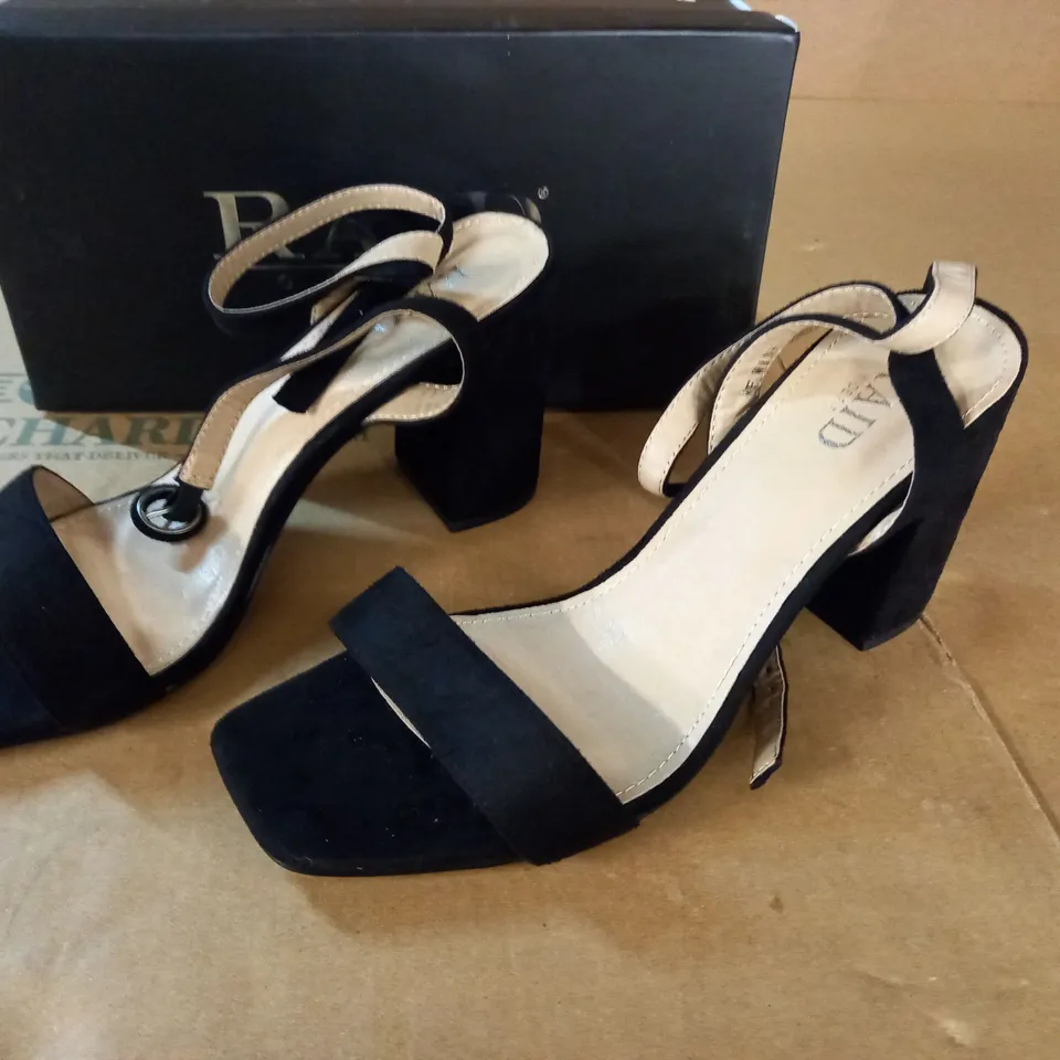 PAIR OF RAID BLOCK HEELED SHOES - 7