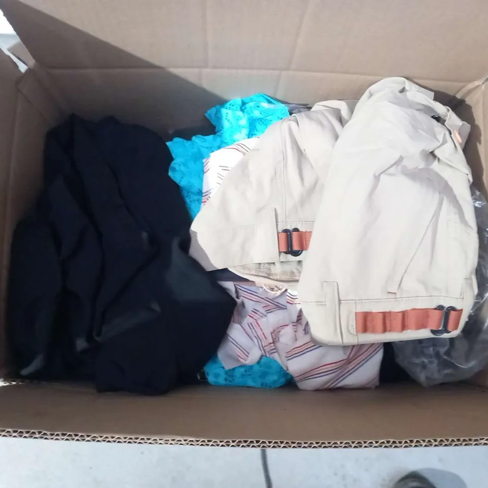APPROXIMATELY 40 ASSORTED ITEMS OF CLOTHING AND ACCESSORIES TO INCLUDE; JACK AND JONES, DOROTHY PERKINS, MOUNTAIN WAREHOUSE, 11 DEGREES, ARENA, ROHAN AND ASOS