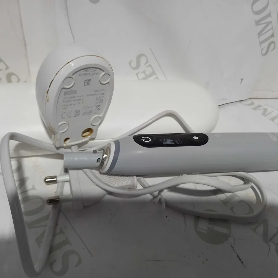 ORAL-B IO7 WHITE ULTIMATE CLEAN ELECTRIC TOOTHBRUSH WITH CARRY CASE