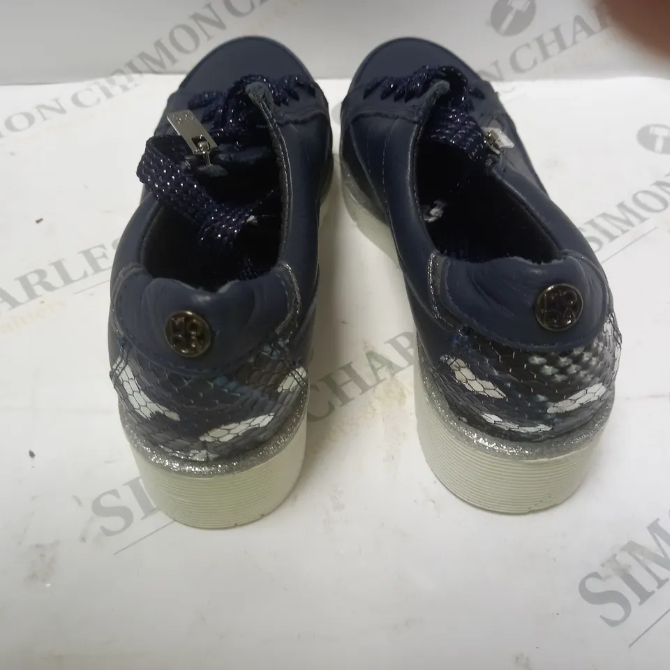 NAVY BLUE SNAKE SKIN PRINT SHOES - SIZE 3