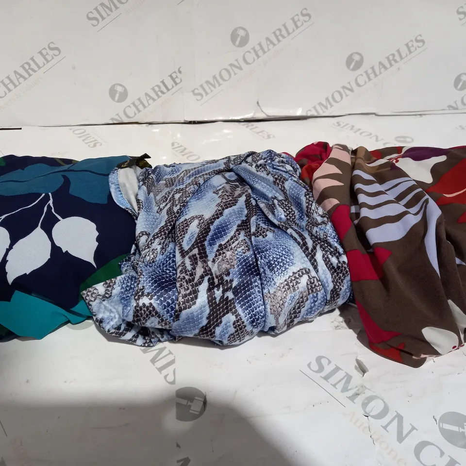 BOX OF APPROXIMATELY 30 ASSORTED CLOTHING ITEMS TO INCLUDE TOPS, DRESSES, JUMPERS ETC