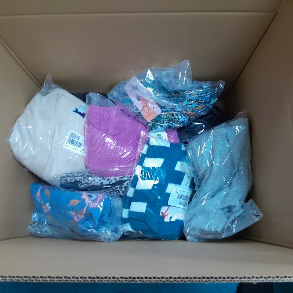 APPROXIMATELY 10 LADIES CLOTHING ITEMS TO INCLUDE JUMPERS AND A COAT VARIOUS COLOURS, SIZES AND STYLES