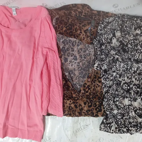BOX OF APPROXIMATELY 15 ASSORTED CLOTHING AND FASHION ITEMS IN VARIOUS STYLES AND SIZES TO INCLUDE RUTH LANGSFORD, ISAACMIZRAHI LIVE, ETC