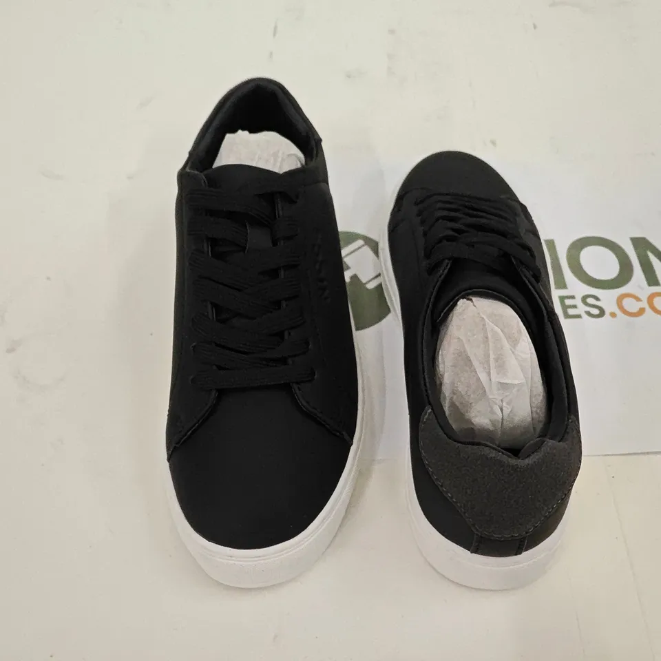PAIR OF NICCE KIDS TRAINER IN BLACK/WHITE - UK 2