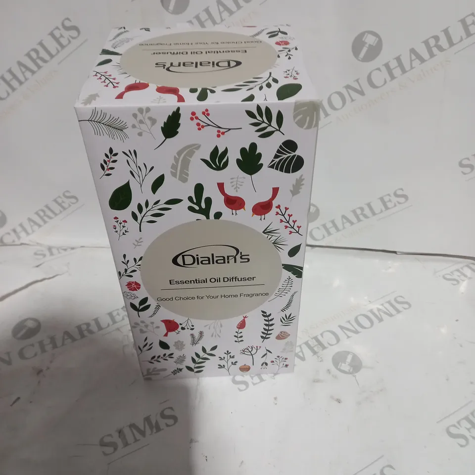 BOX OF ASSORTED HOUSEHOLD ITEMS TO INCLUDE WALLPAPER, GLASSES, CURTAINS ETC 