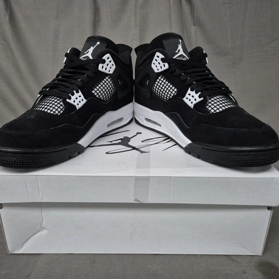 BOXED PAIR OF NIKE AIR JORDAN 4 RETRO SHOES IN BLACK/WHITE UK SIZE 11