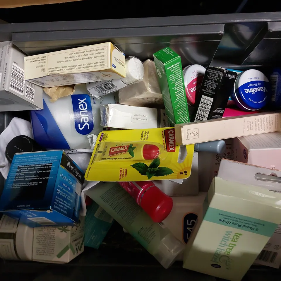 BOX OF APPROX 20 COSMETIC ITEMS TO INCLUDE ELEMIS ENZYME PEEL, FRANK BODY BOOTY DROPS, LUMIN CHARCOAL FACE SCRUB