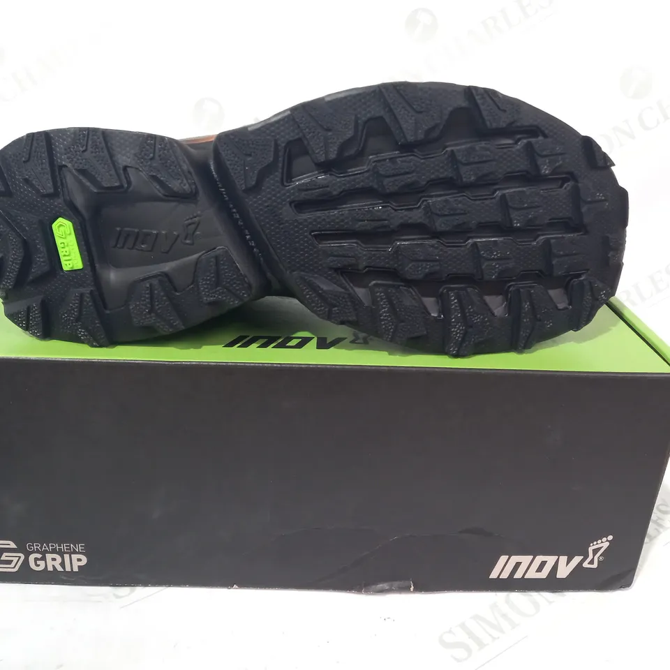 BOXED PAIR OF INOV TRAILFLY ULTRA G 300 MAX SHOES IN DARK GREEN/ORANGE UK SIZE 9.5