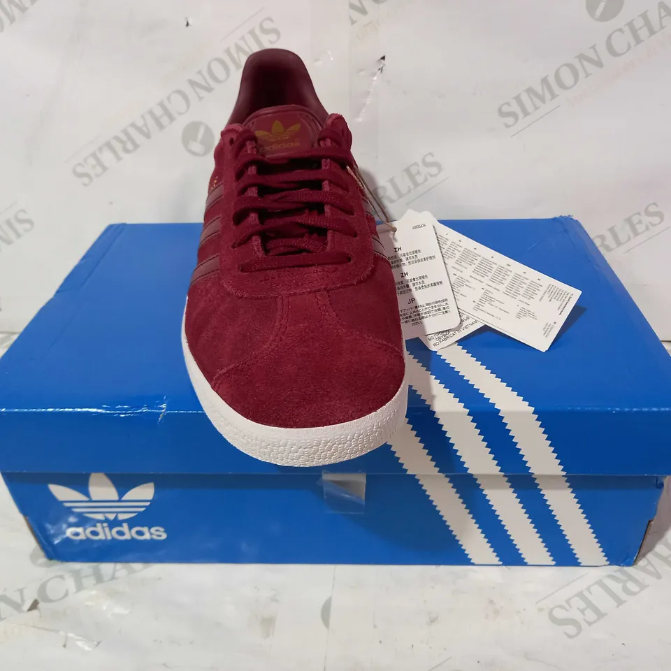 BOXED PAIR OF ADIDAS GAZELLE TRAINERS IN BURGUNDY UK SIZE 7.5