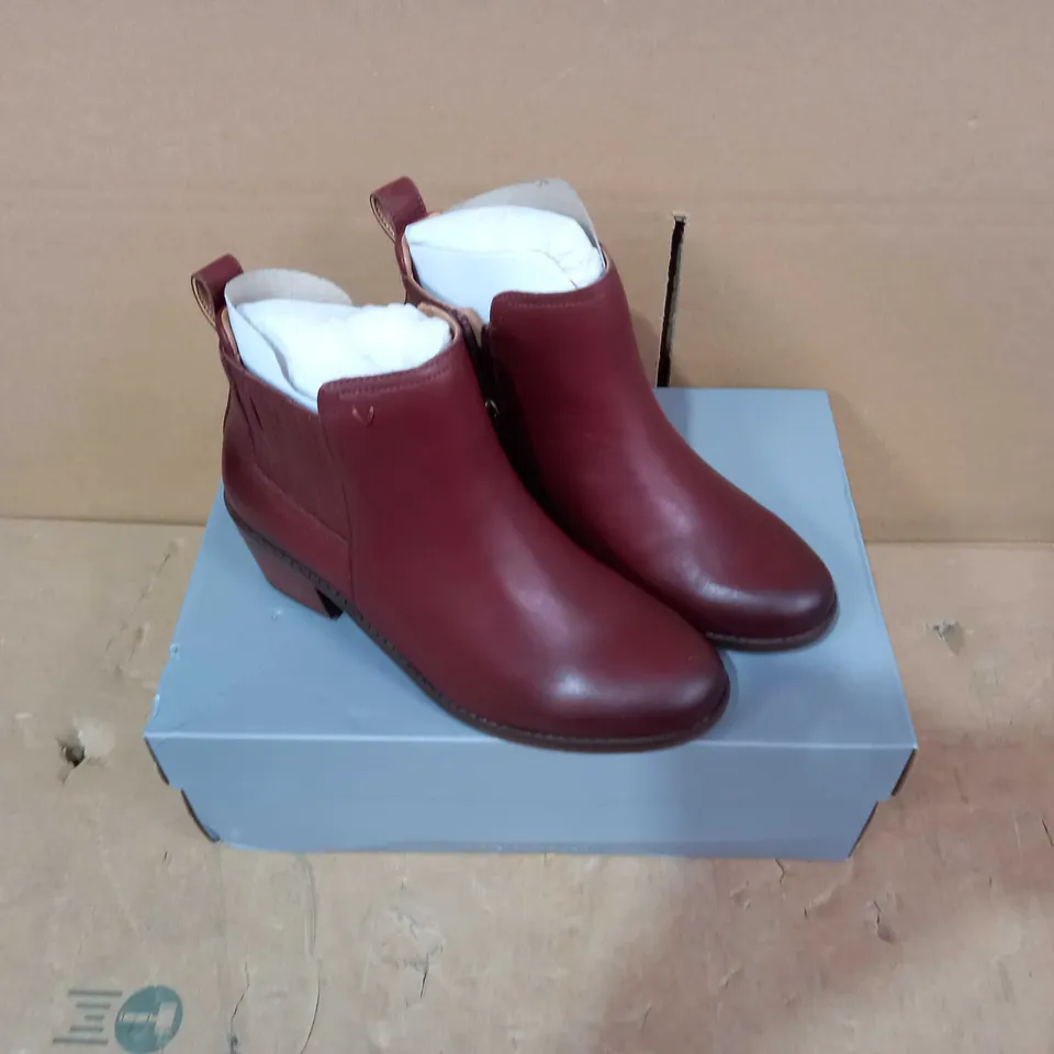BOXED PAIR OF VIONIC BOOTS - SIZE 4