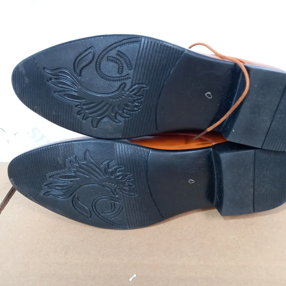PAIR OF SHOES (BROWN), SIZE 40 EU