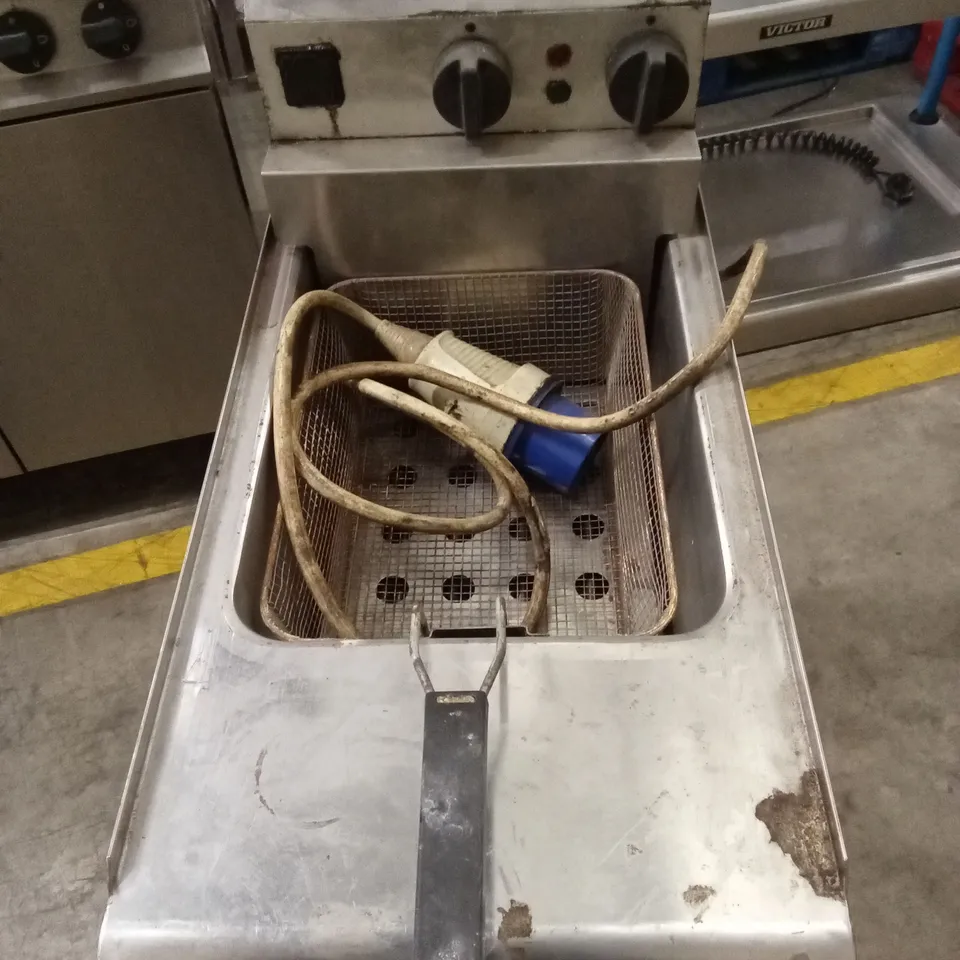 PARRY A89777 SINGLE TANK ELECTRIC FRYER ON PEDESTAL