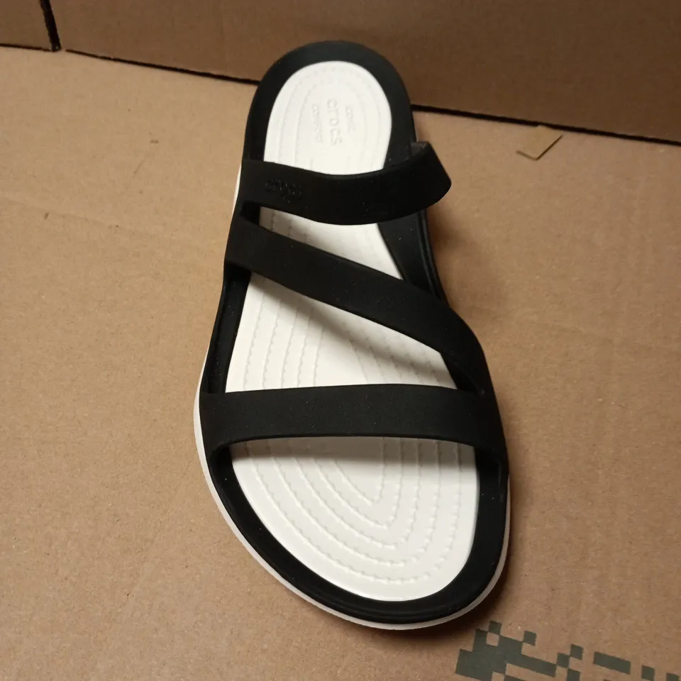 UNBOXED PAIR OF CROCS SWIFT SANDALS IN BLACK/WHITE - W8