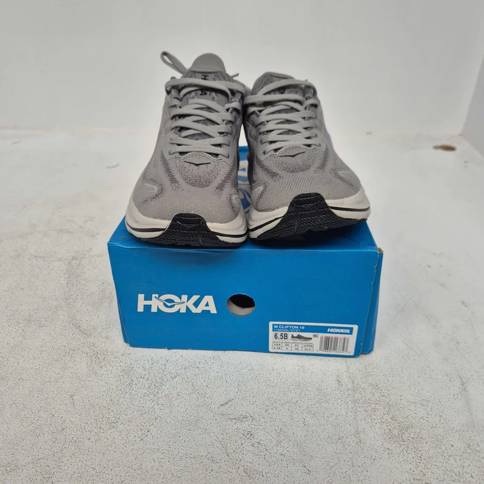 BOXED PAIR OF HOKA W CLIFTON 10 TRAINERS IN GREY - UK 5