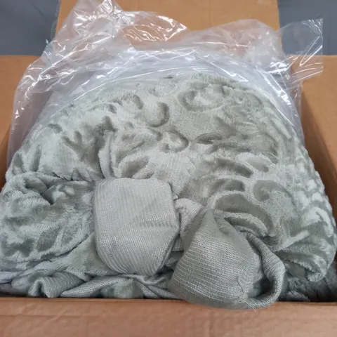 BOXED 4 PIECE BED SET SIZE UNSPECIFIED