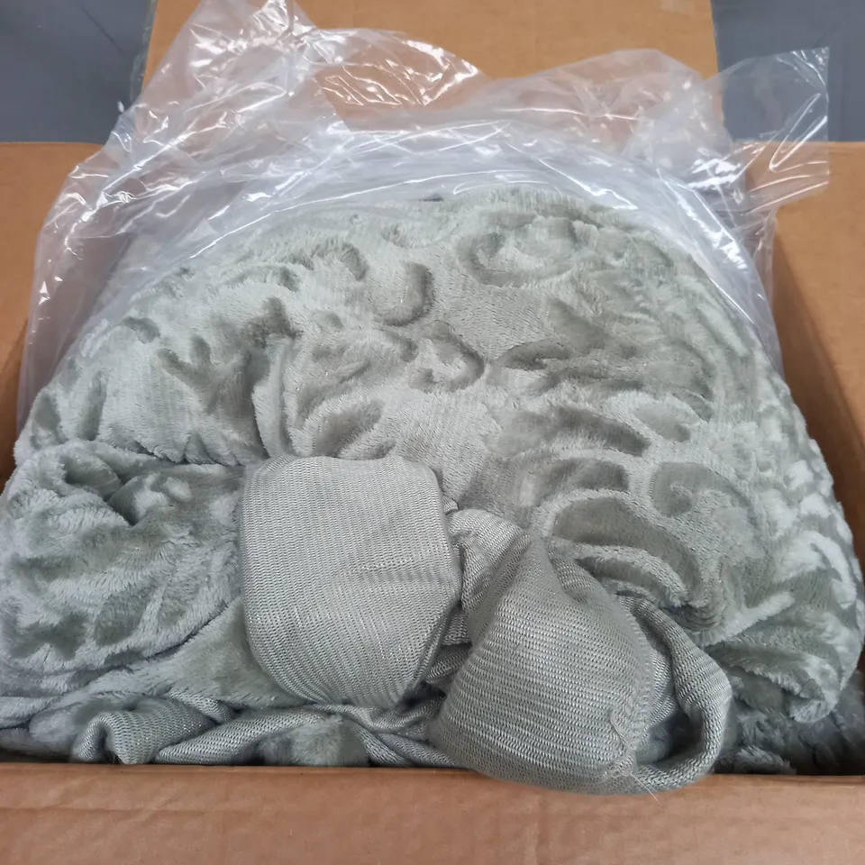 BOXED 4 PIECE BED SET SIZE UNSPECIFIED