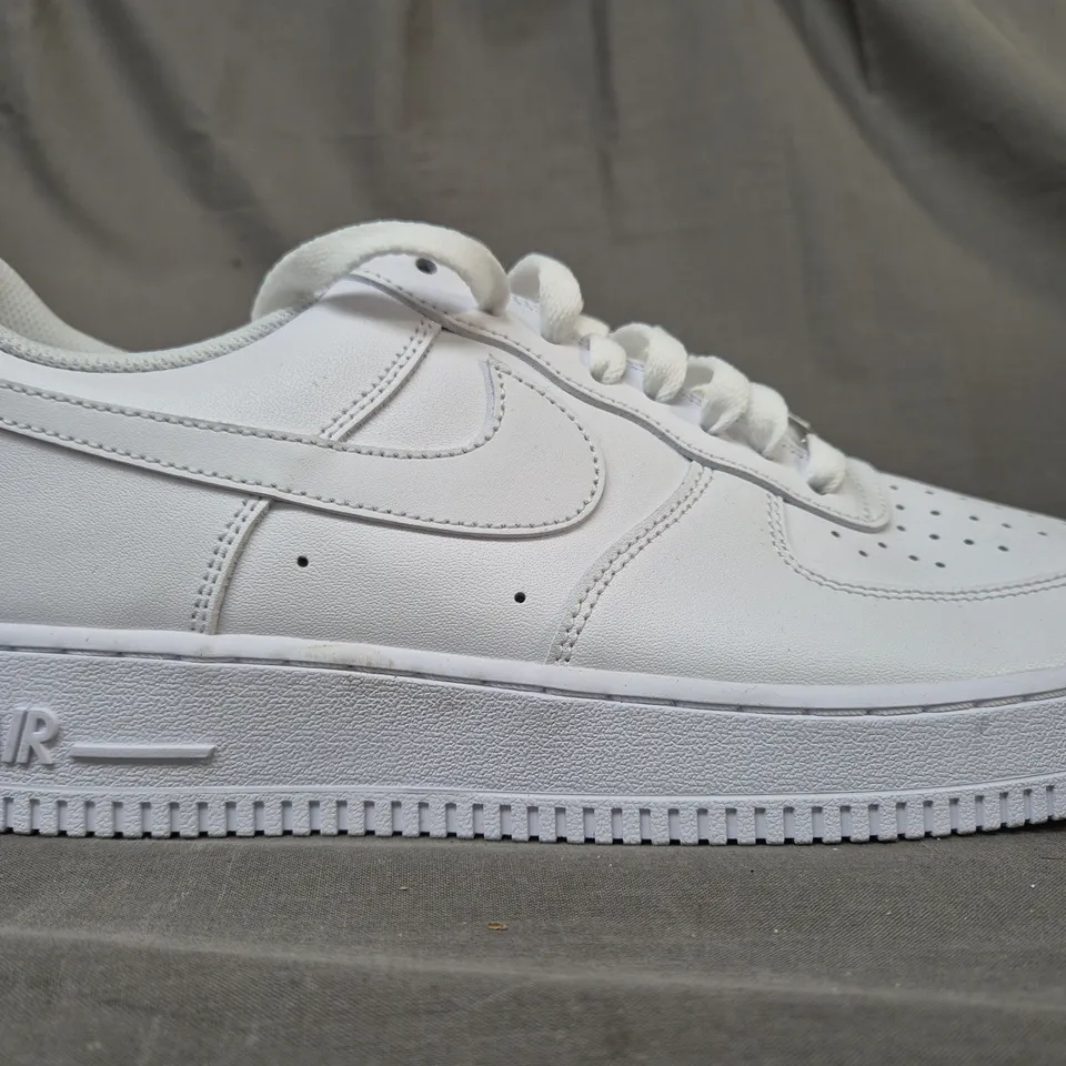 PAIR OF NIKE AIR FORCE 1 SHOES IN WHITE UK SIZE 10