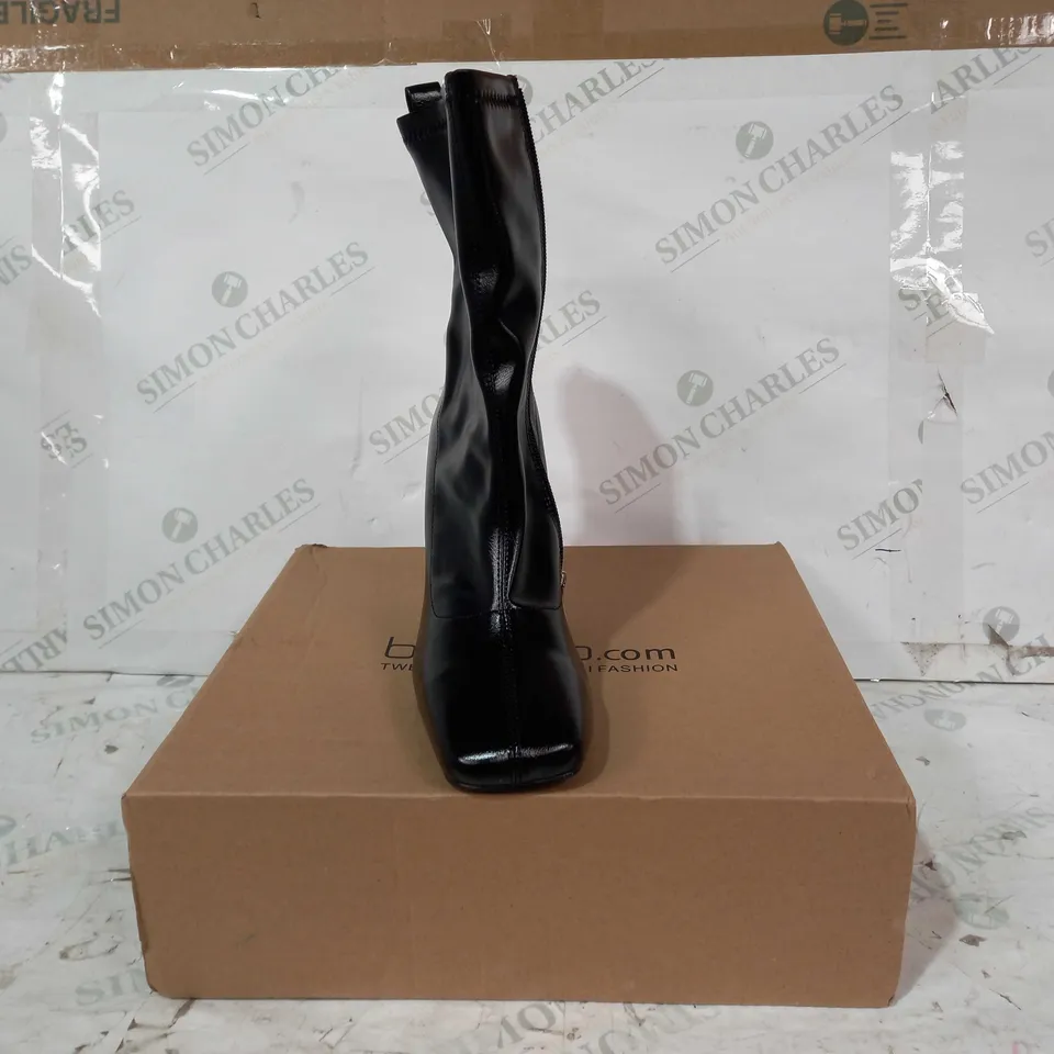 BOXED PAIR OF BOOHOO FLAT HEEL SQUARE TOE SOCK BOOTS IN BLACK SIZE 5