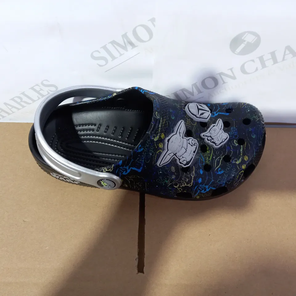 PAIR OF CROCS STARWARS SIZE J3