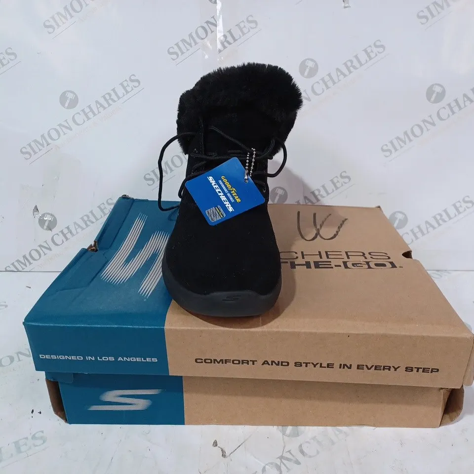 BOXED PAIR OF SKECHERS GO WALK SHOES IN BLACK SIZE 6.5